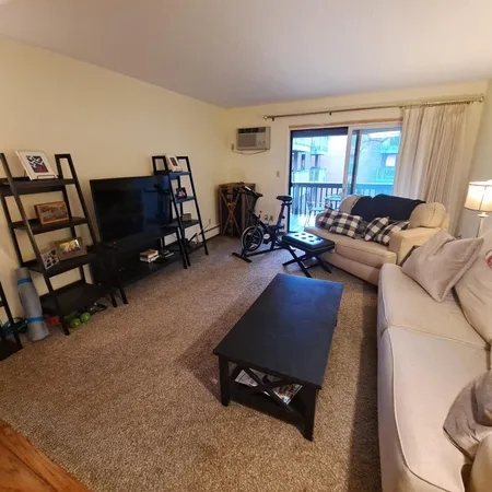 $1,350 | 2800 Hamline Avenue North, Unit 250, Roseville, MN 55113