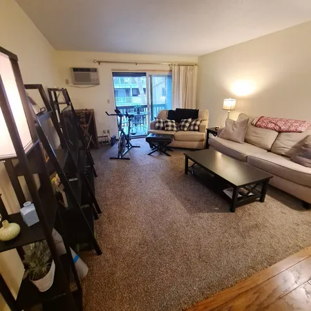 $1,350 | 2800 Hamline Avenue North, Unit 250, Roseville, MN 55113