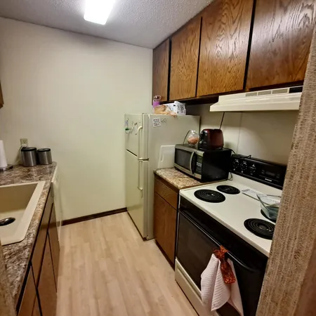 $1,350 | 2800 Hamline Avenue North, Unit 250, Roseville, MN 55113