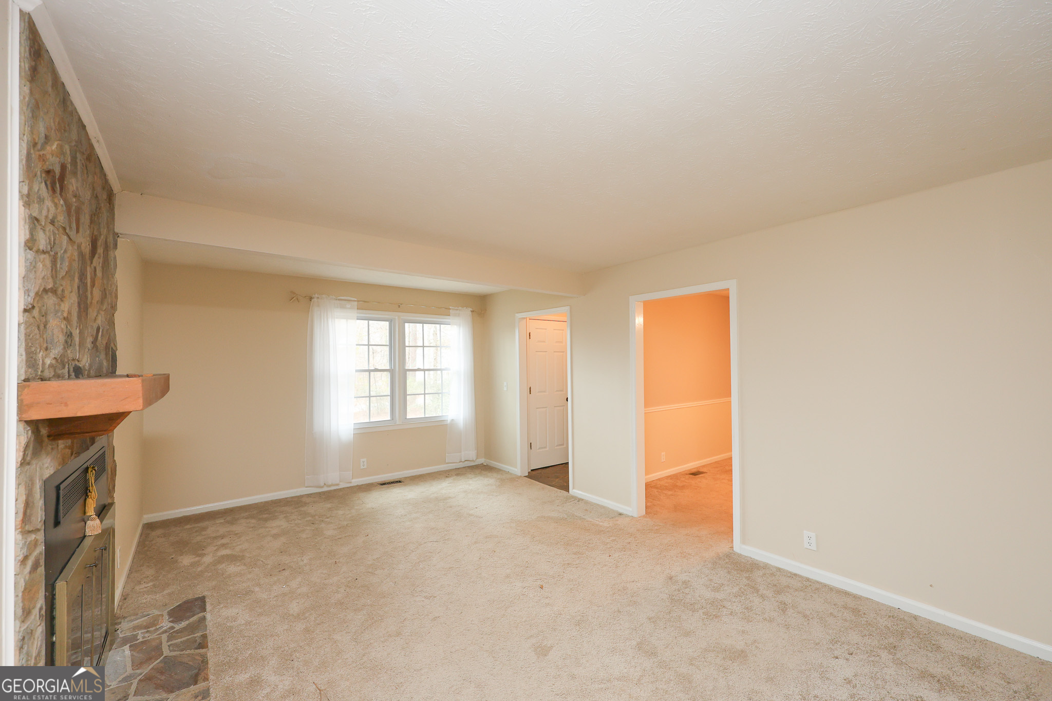 207 North View Pointe Drive LaGrange, GA 30241 - Photo 11 of 74 an empty room with windows