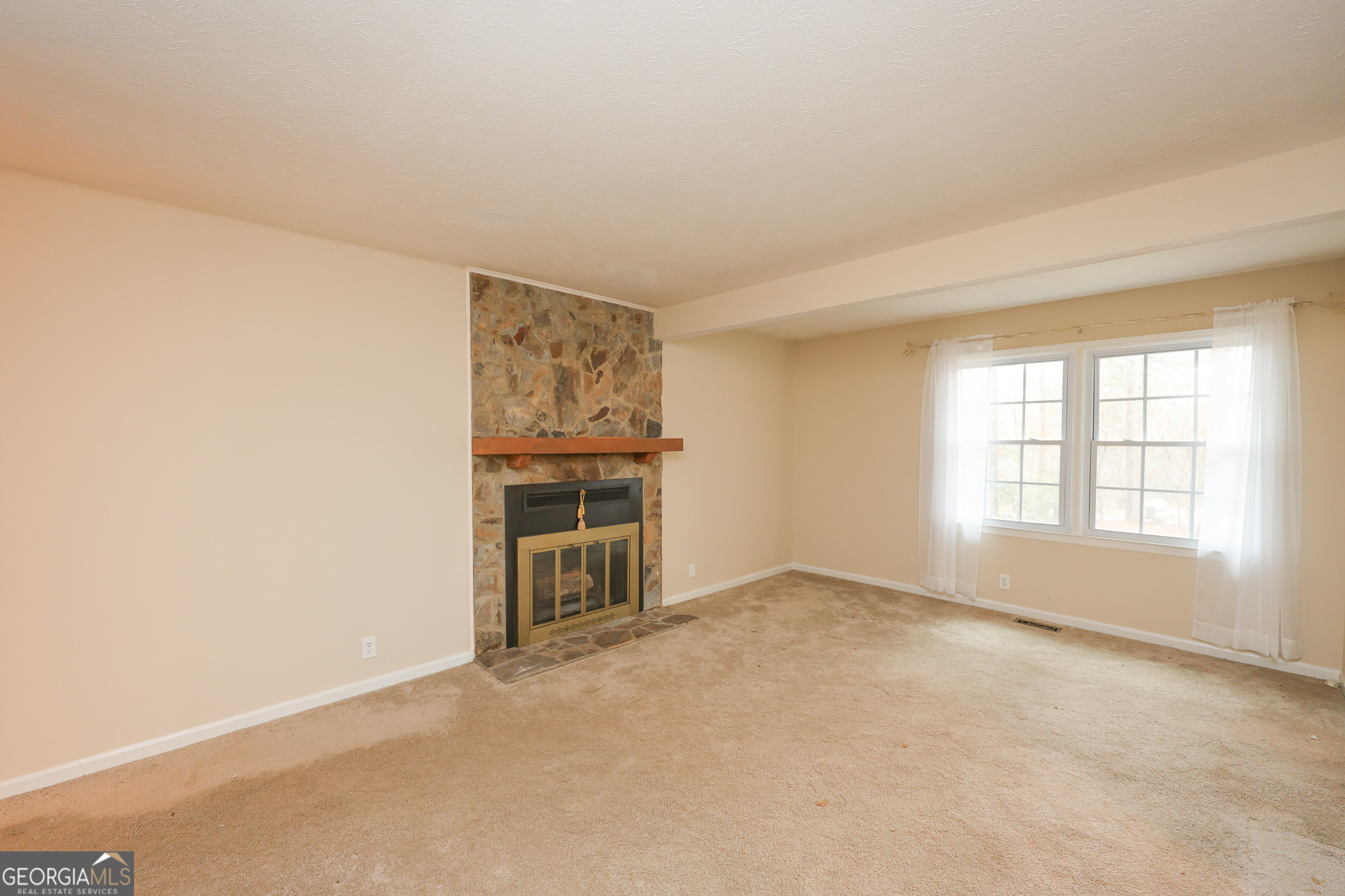 207 North View Pointe Drive LaGrange, GA 30241 - Photo 3 of 55 an empty room with windows