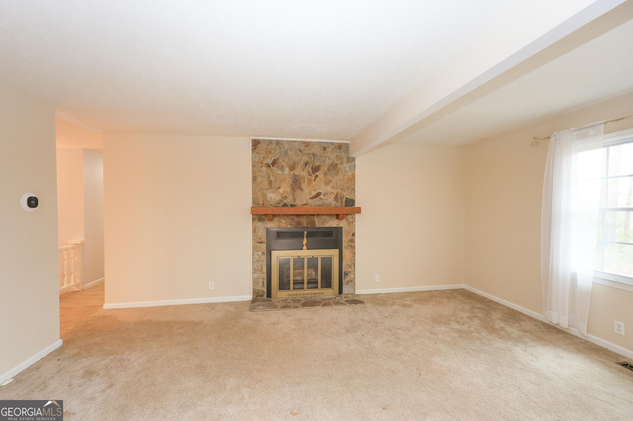 207 North View Pointe Drive LaGrange, GA 30241 - Photo 4 of 55 an empty room with windows and closet