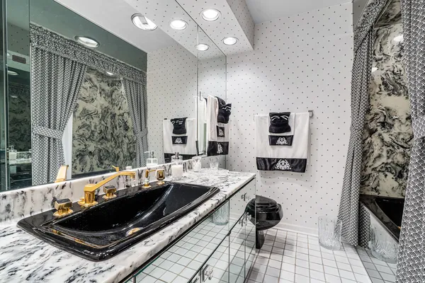 $299,000 | 6400 North Cicero Avenue, Unit 611, Lincolnwood, IL 60712