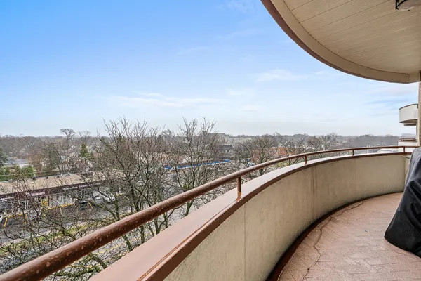 $299,000 | 6400 North Cicero Avenue, Unit 611, Lincolnwood, IL 60712