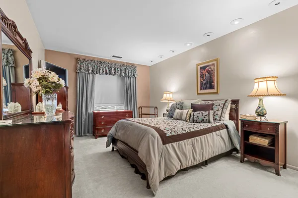 $299,000 | 6400 North Cicero Avenue, Unit 611, Lincolnwood, IL 60712