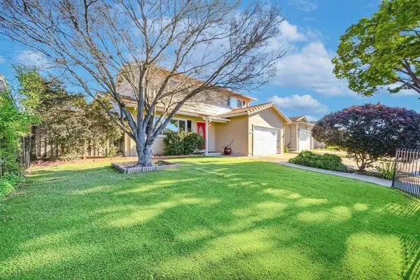 a view of a yard in front of house