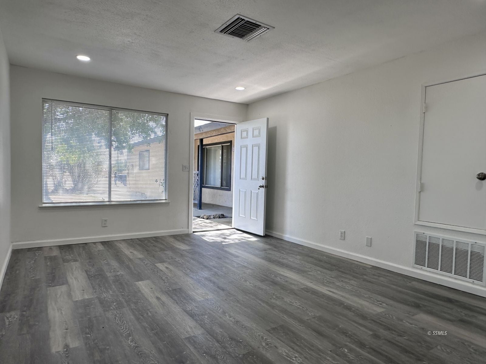 241 South Richmond Road Ridgecrest, CA 93555 - Photo 4 of 28 Gallery Image 4