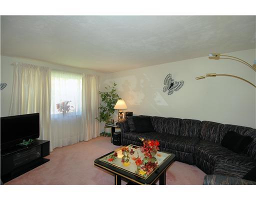 220 Hillendale Road Pittsburgh, PA 15237 - Photo 3 of 15 Living Room.