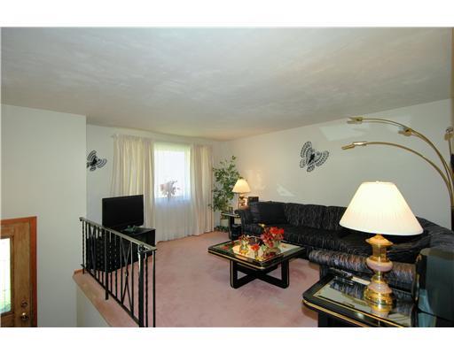 220 Hillendale Road Pittsburgh, PA 15237 - Photo 4 of 15 Living Room.