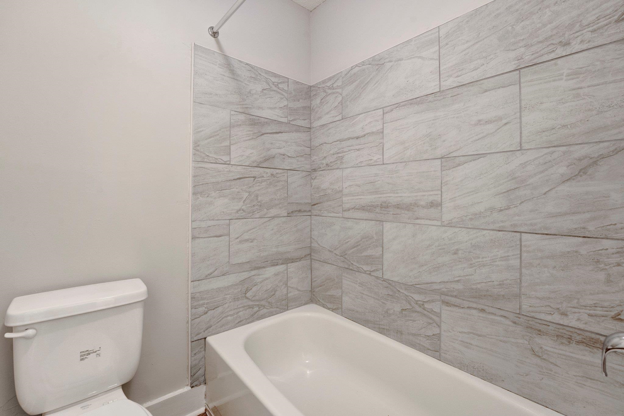 4988 Ridge Tree Drive Memphis, TN 38128 - Photo 19 of 22 a bathroom with a bathtub and a toilet