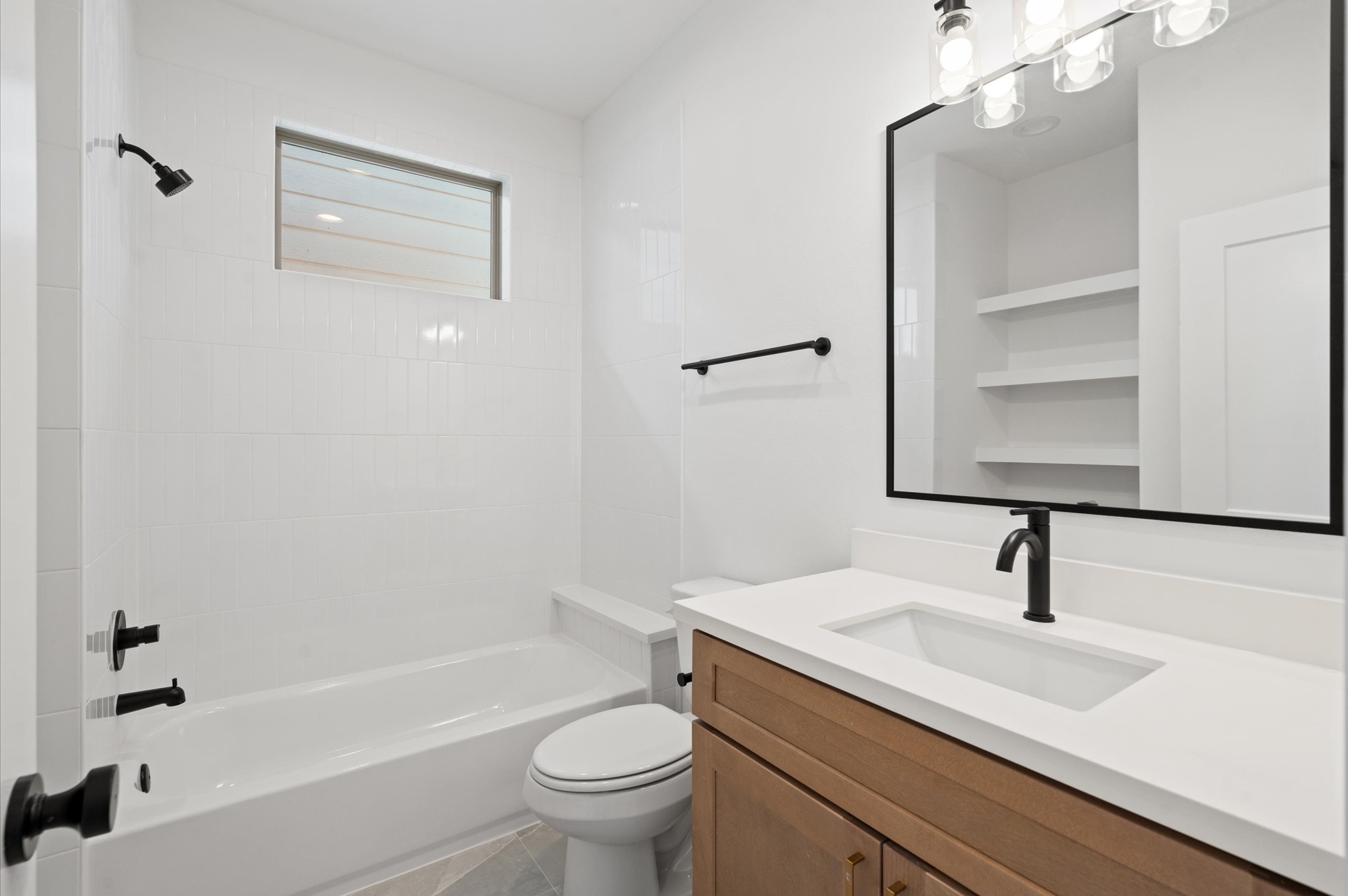 7807 Amelia Road, Unit A Houston, TX 77055 - Photo 8 of 25 Full en-suite bath in each secondary bedroom.