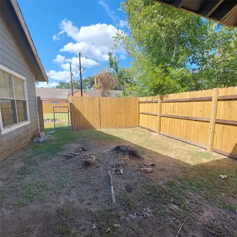 a view of a backyard