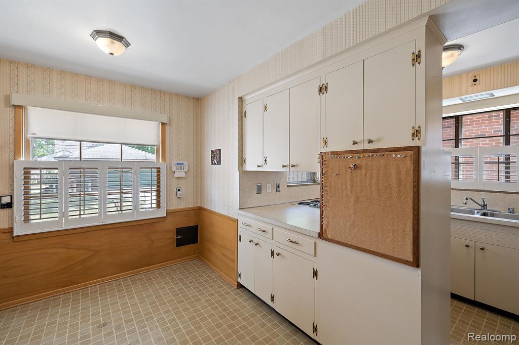 1730 Littlestone Road Grosse Pointe Woods, MI 48236 - Photo 11 of 45