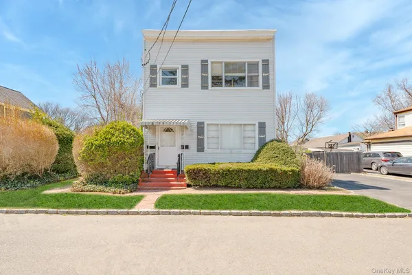 $599,999 | 183 South 7th Street, Lindenhurst, NY 11757