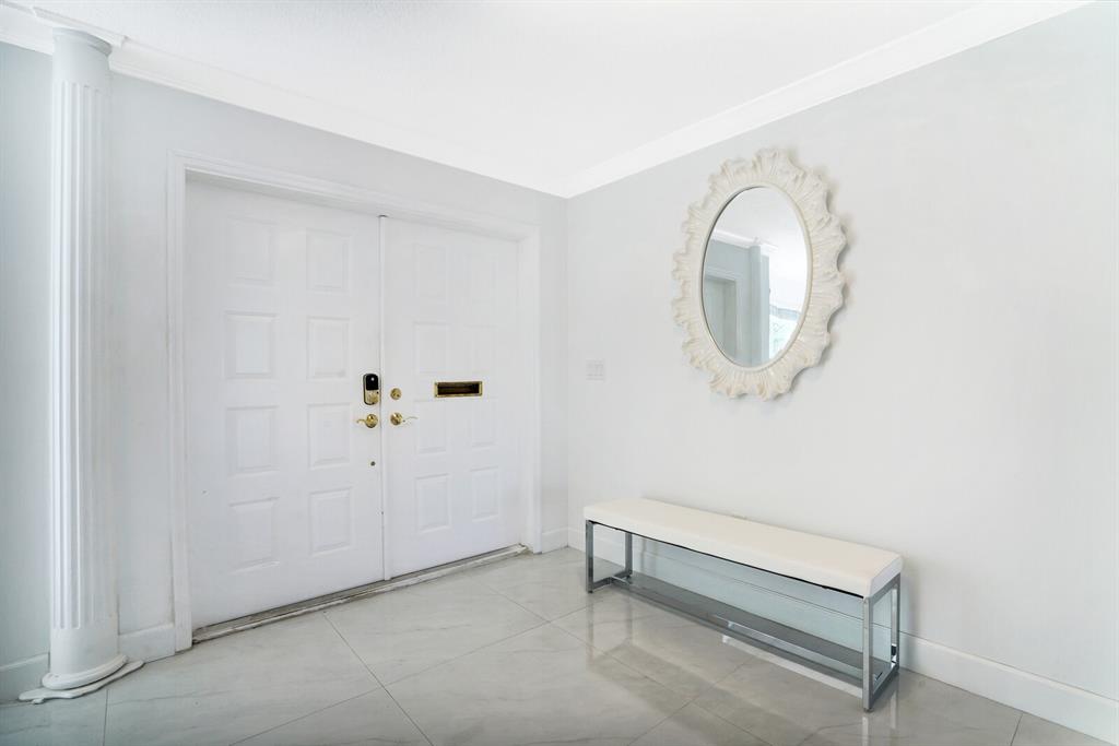 4101 Northeast 24th Avenue Lighthouse Point, FL 33064 - Photo 4 of 30 an empty room with mirror