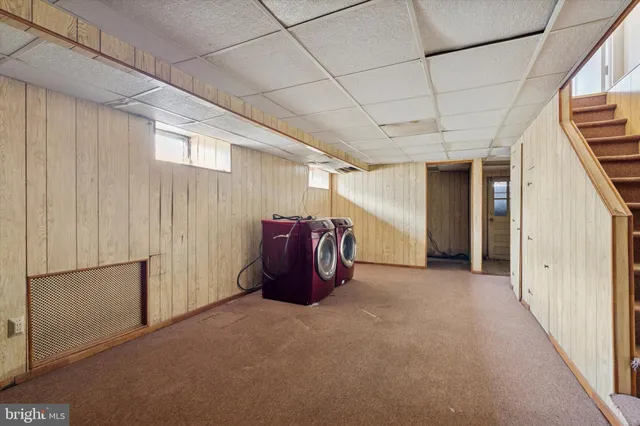 a view of a livingroom with closet