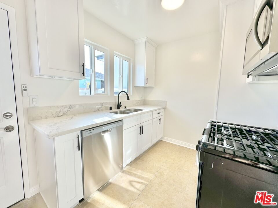 10720 Charnock Road Los Angeles, CA 90034 - Photo 17 of 33 a spacious bathroom with a sink and a mirror