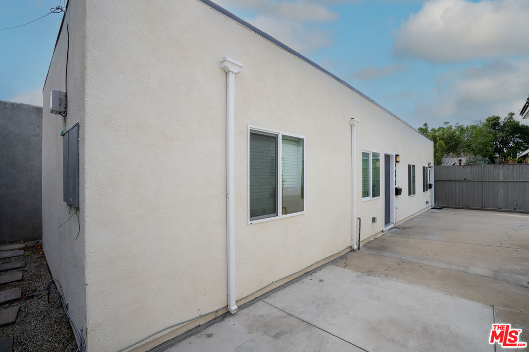 10720 Charnock Road Los Angeles, CA 90034 - Photo 9 of 33 a view of a house with a hallway