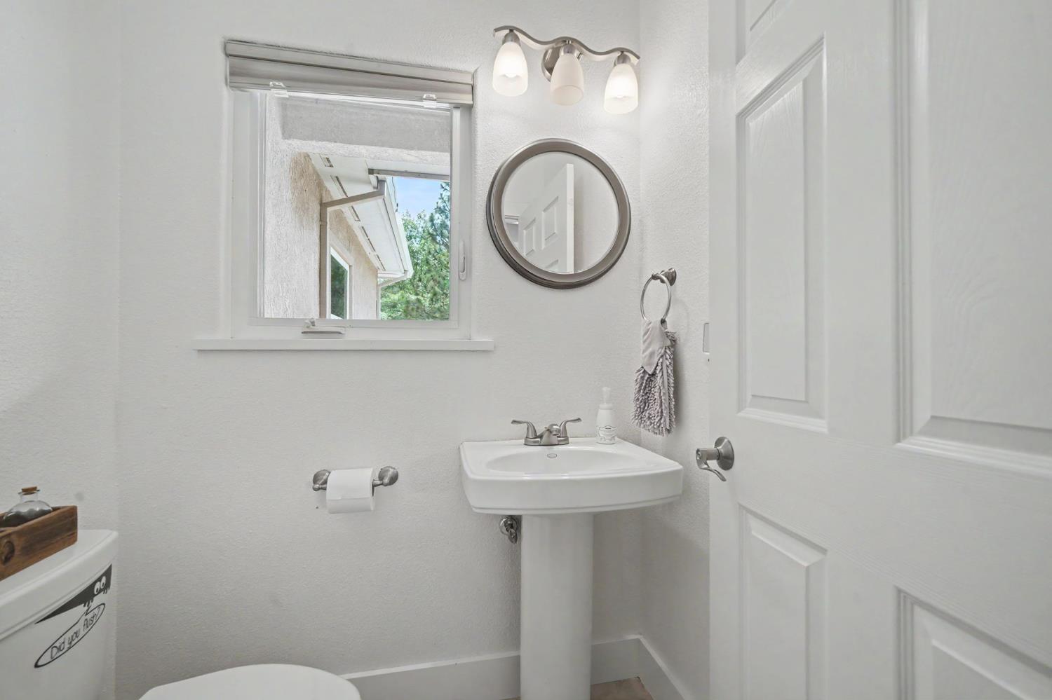 18461 Shake Ridge Road Sutter Creek, CA 95685 - Photo 32 of 77 Half Bath.