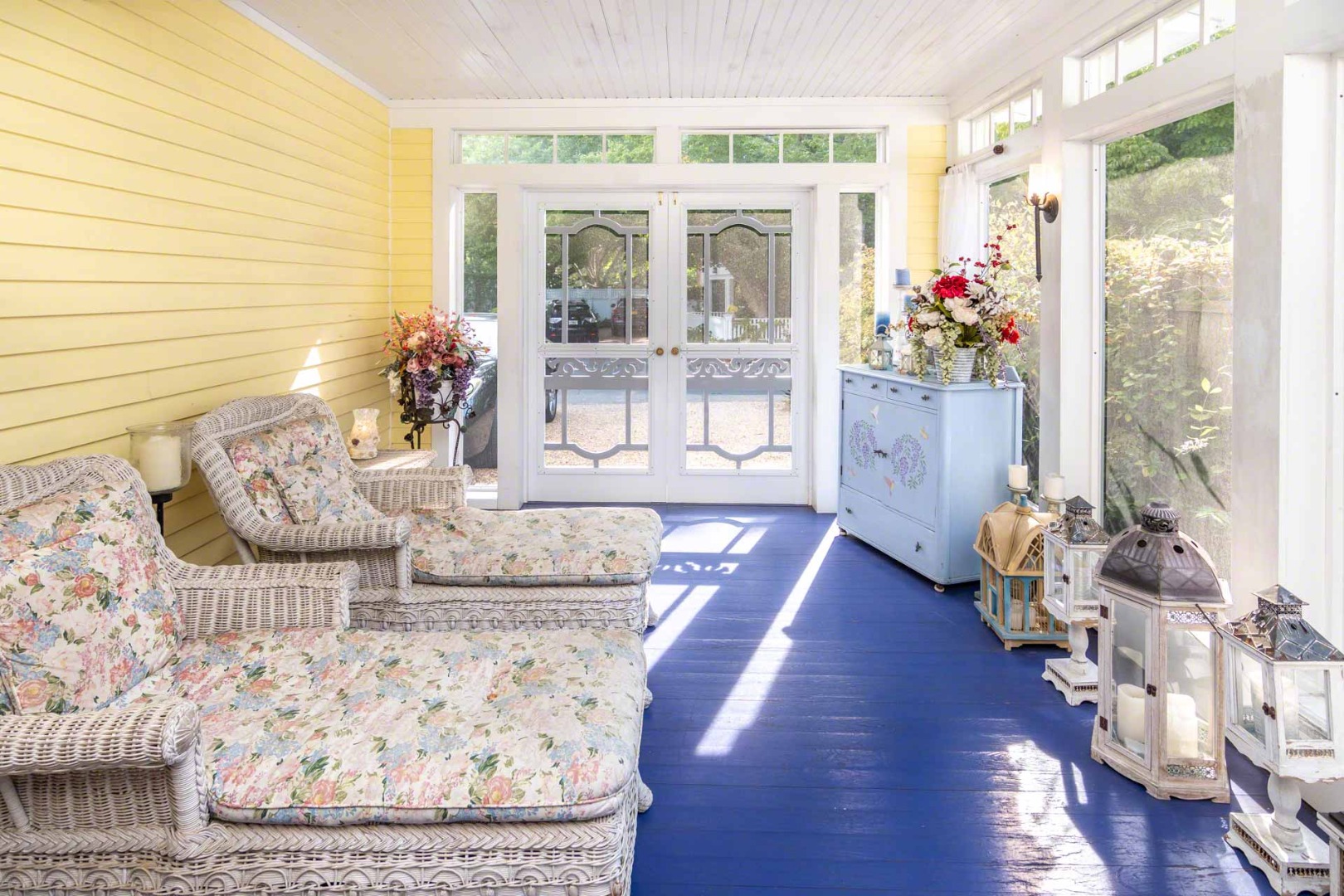 25 High Street Edgartown, MA 02539 - Photo 16 of 26 a living room with furniture and a large window