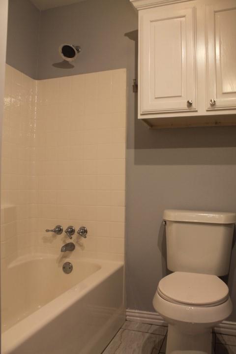 3051 Plainview Road Midlothian, TX 76065 - Photo 16 of 19 a bathroom with a toilet a sink and bathtub