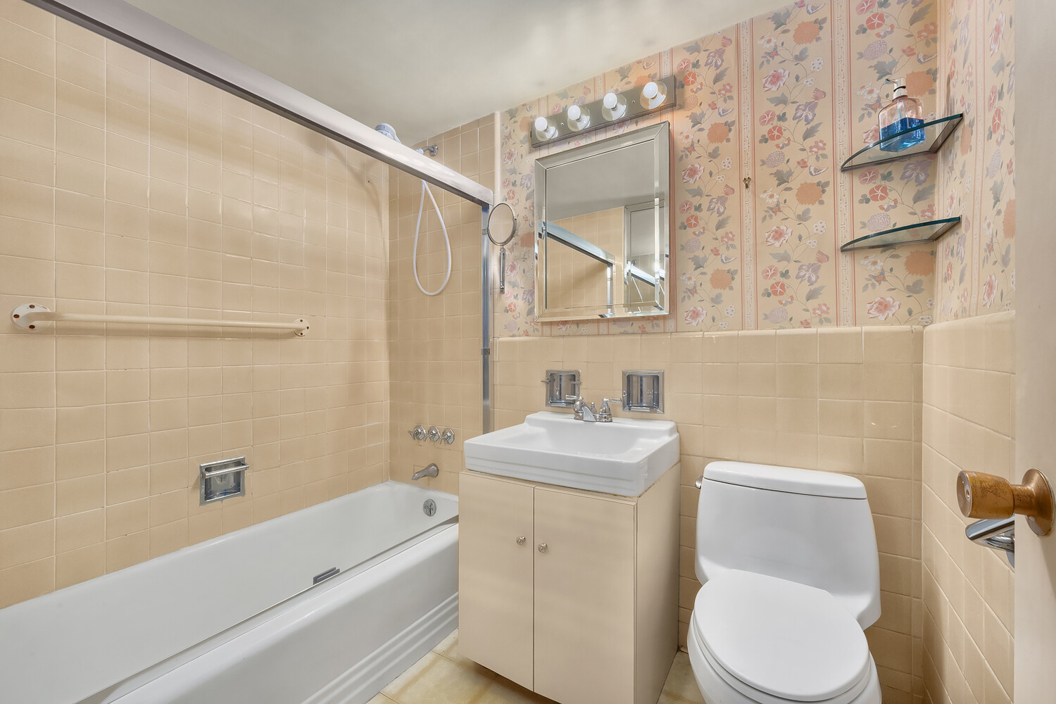 45 Sutton Place South, Unit SOUTH7C Manhattan, NY 10022 - Photo 6 of 12 a bathroom with a toilet a sink and a bathtub