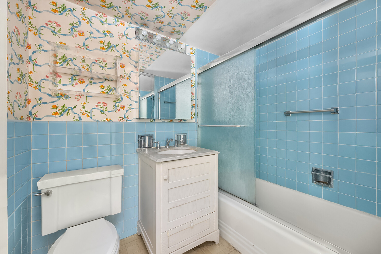 45 Sutton Place South, Unit SOUTH7C Manhattan, NY 10022 - Photo 8 of 12 a bathroom with a toilet a sink and bathtub