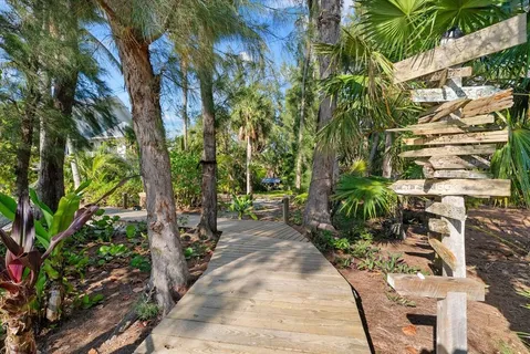$5,995,000 | 7143 La Lenaire Drive, Longboat Key, FL 34228