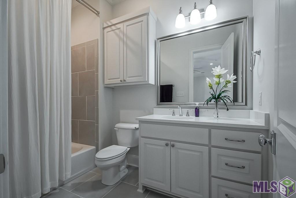 3921 Craftsman Lane Baton Rouge, LA 70809 - Photo 23 of 29 Upstairs Bathroom
