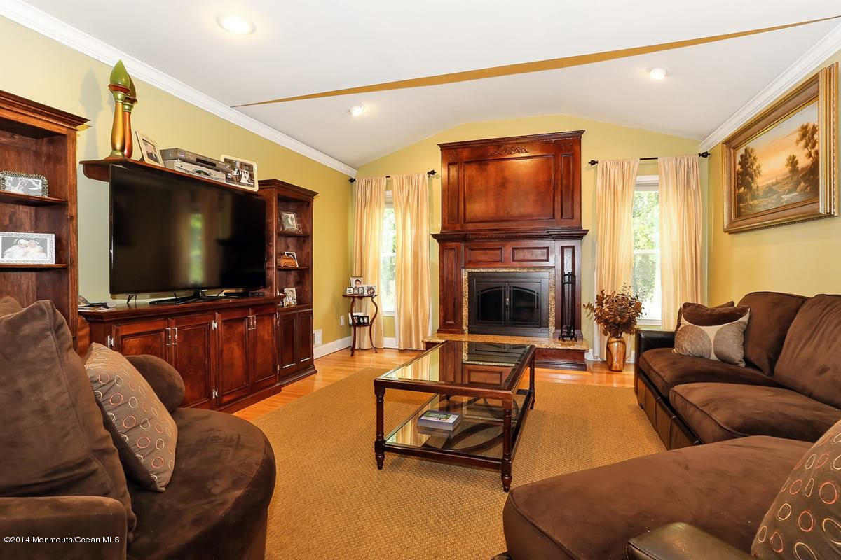 148 Wyncrest Road Marlboro, NJ 07746 - Photo 14 of 33 familyroom_1200