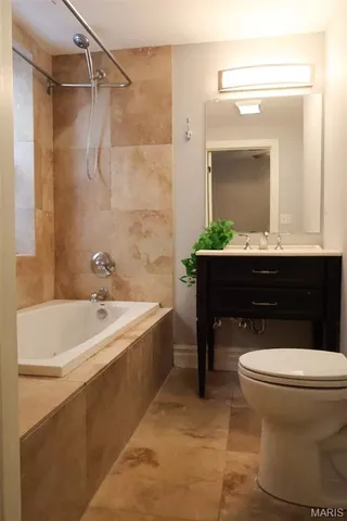 $2,250 | 757 Syracuse Avenue, Unit 1N, University City, MO 63130