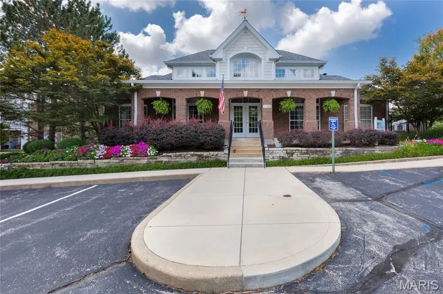 $299,900 | 13101 Mill Crossing Court, Unit 302, St. Louis, MO 63141