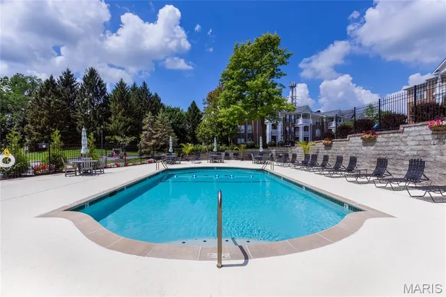 $299,900 | 13101 Mill Crossing Court, Unit 302, St. Louis, MO 63141