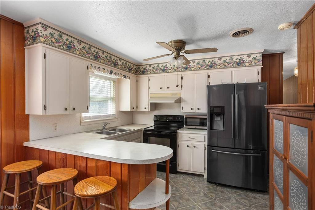 1331 Bethania-Rural Hall Road Winston-Salem, NC 27106 - Photo 10 of 47 Retro Kitchen with Breakfast Bar