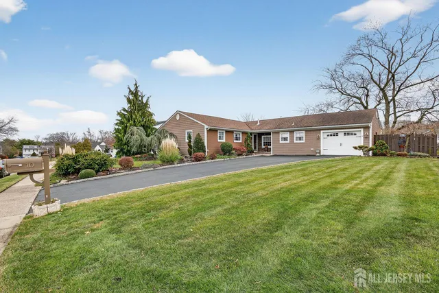 $695,000 | 10 Barbara Place, Sayreville, NJ 08872