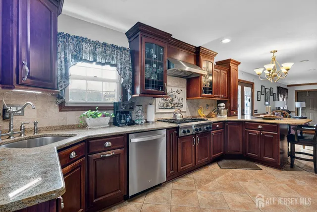 $695,000 | 10 Barbara Place, Sayreville, NJ 08872