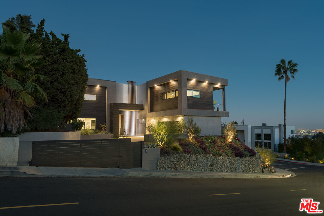 2300 Mt Olympus Drive Los Angeles, CA 90046 - Photo 4 of 26