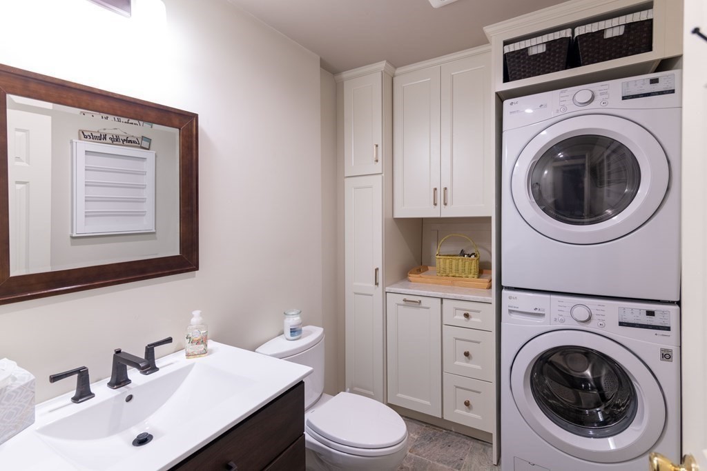 10 Windsor Lane Marshfield, MA 02050 - Photo 13 of 31 a bathroom with a sink a mirror and toilet