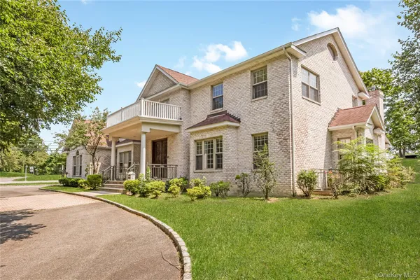 $2,150,000 | 52 Snapdragon Lane, Roslyn Heights, NY 11577