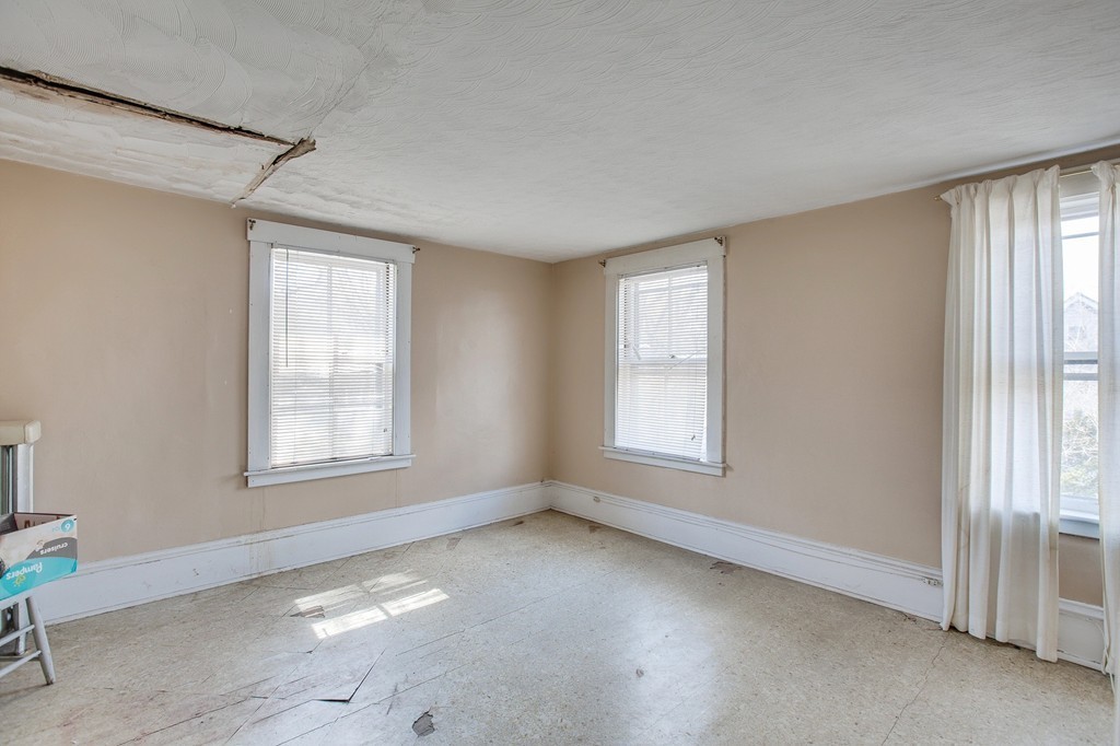 218 West Street Reading, MA 01867 - Photo 10 of 22 an empty room with windows