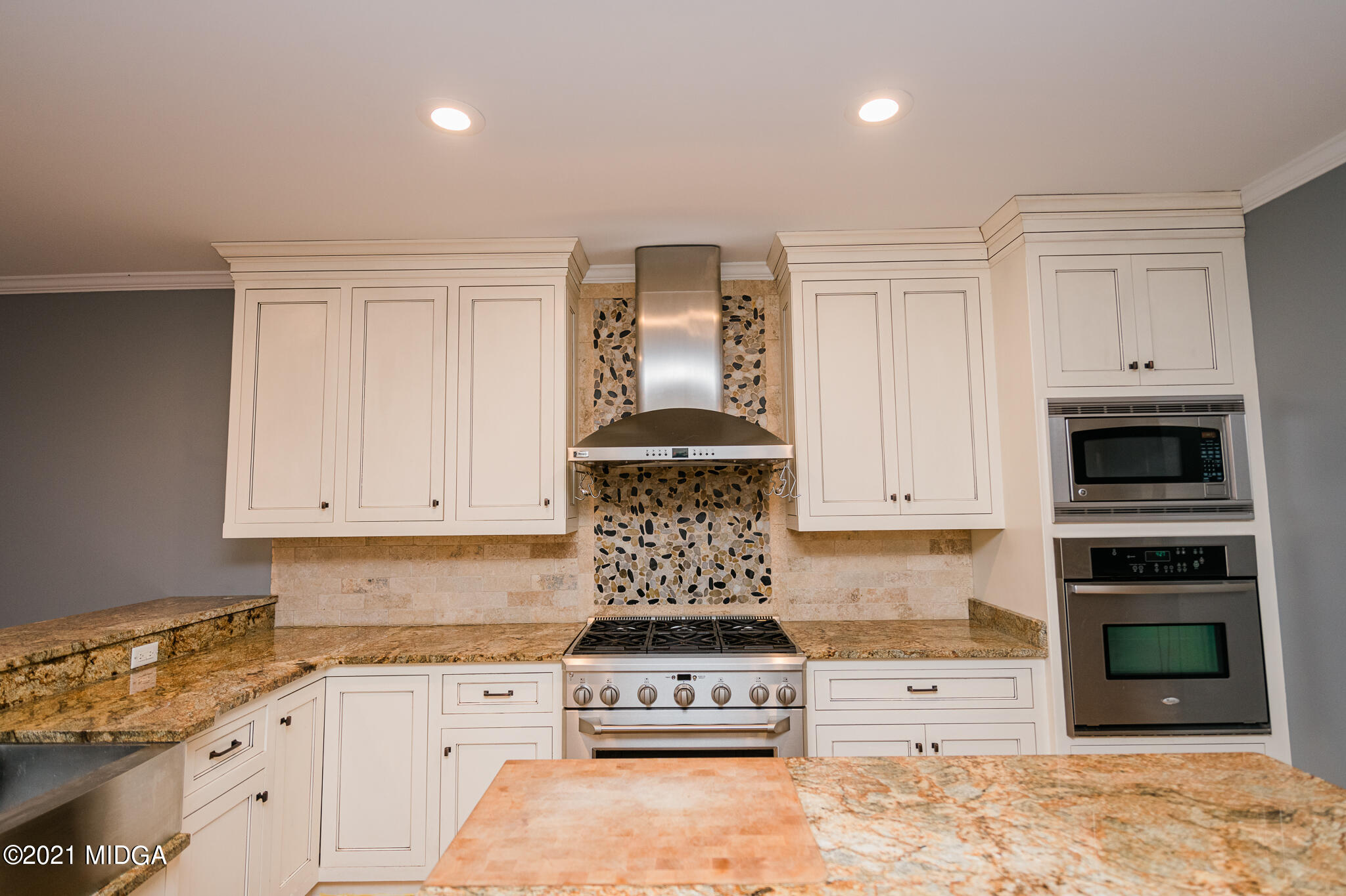 116 Hampton Ridge Road Macon, GA 31220 - Photo 14 of 77 a kitchen with granite countertop a stove and cabinets