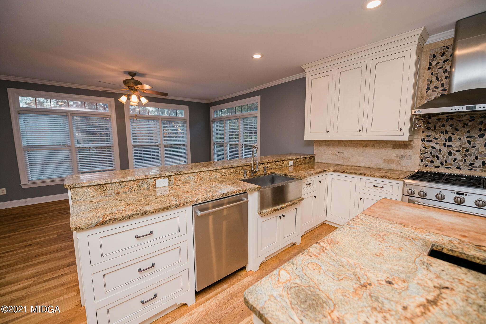 116 Hampton Ridge Road Macon, GA 31220 - Photo 15 of 77 a kitchen with granite countertop a sink and cabinets