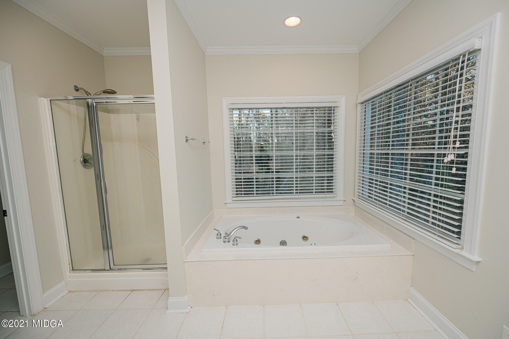 116 Hampton Ridge Road Macon, GA 31220 - Photo 29 of 77 a bathroom with a bathtub