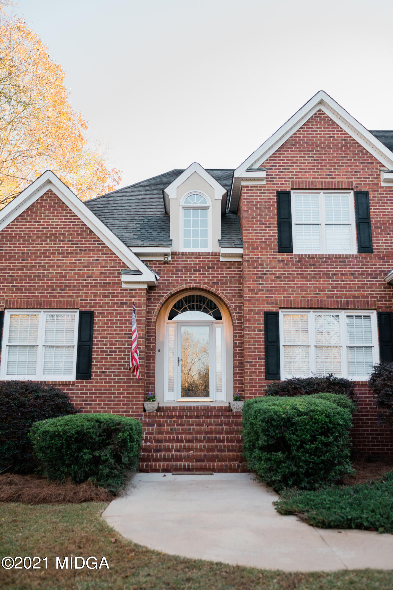 116 Hampton Ridge Road Macon, GA 31220 - Photo 5 of 77 a front view of a house with a garden