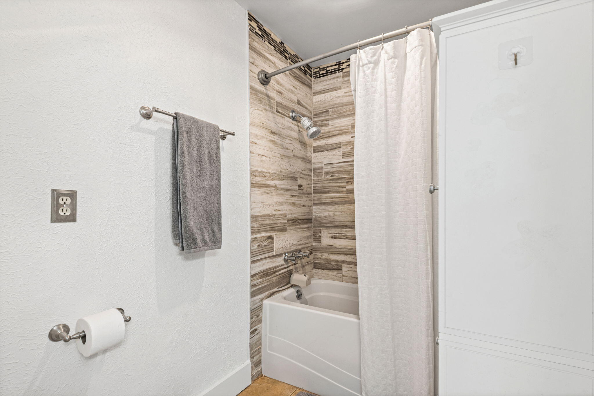 943 Ridgewood Way Niceville, FL 32578 - Photo 30 of 42 a bathroom with a shower curtain and a sink