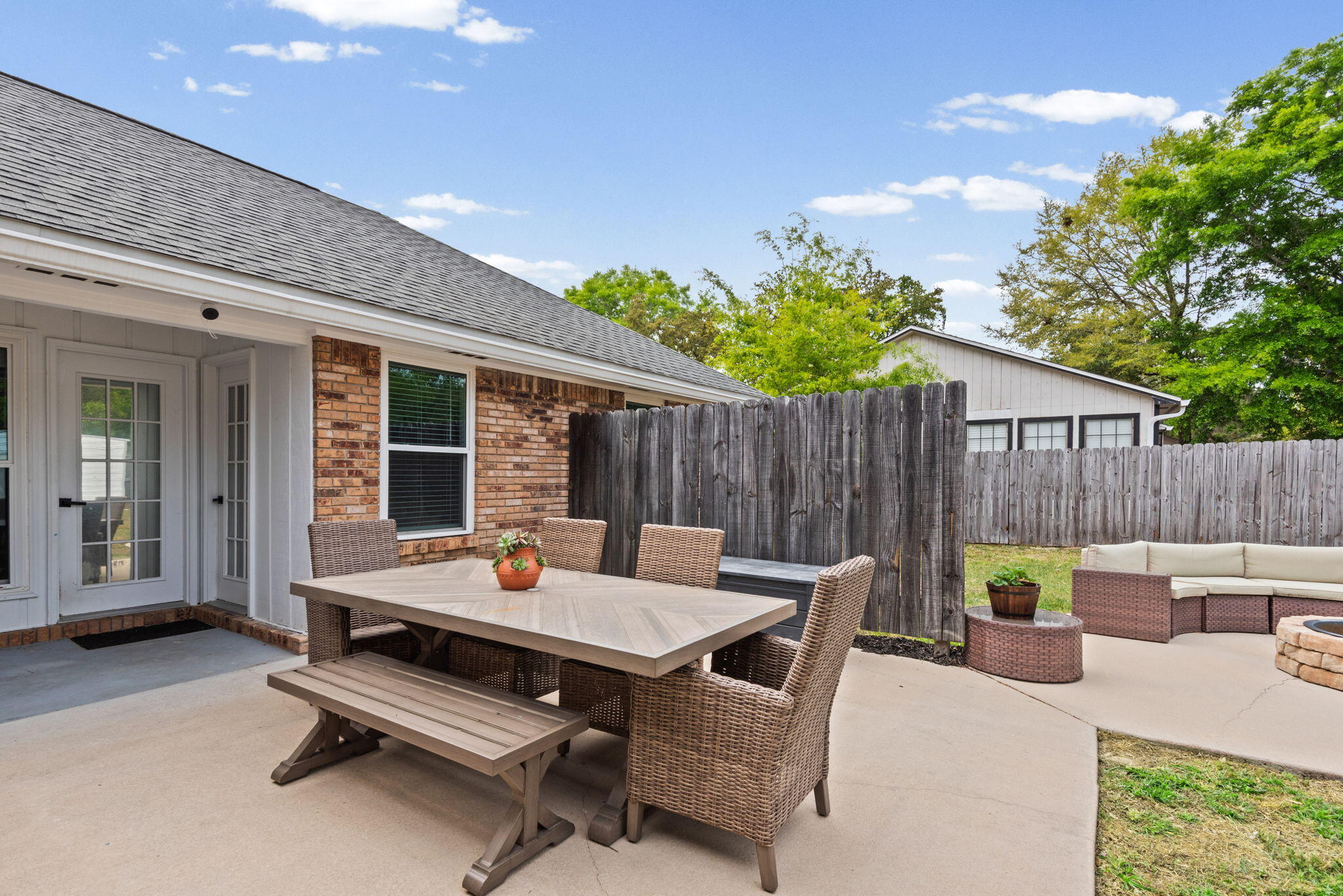943 Ridgewood Way Niceville, FL 32578 - Photo 33 of 42 a backyard of a house with barbeque oven table and chairs