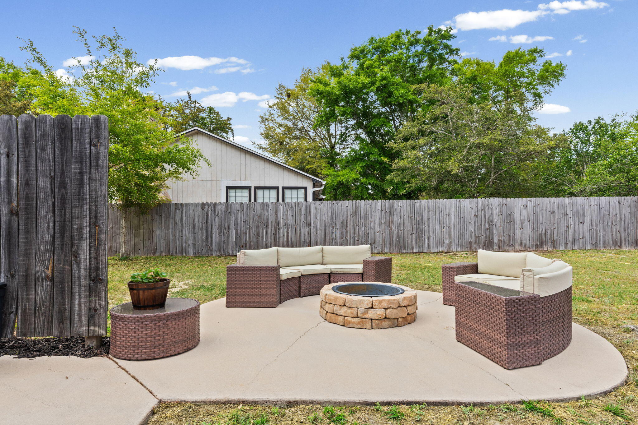 943 Ridgewood Way Niceville, FL 32578 - Photo 35 of 42 a backyard of a house with outdoor seating
