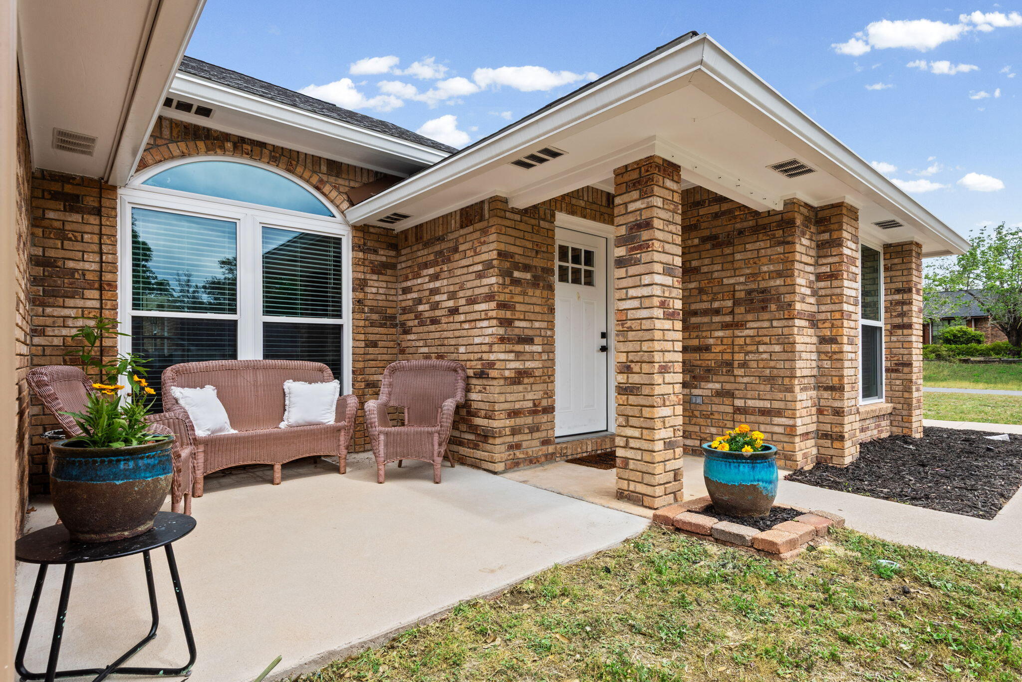 943 Ridgewood Way Niceville, FL 32578 - Photo 5 of 42 a view of a chairs and table in the patio