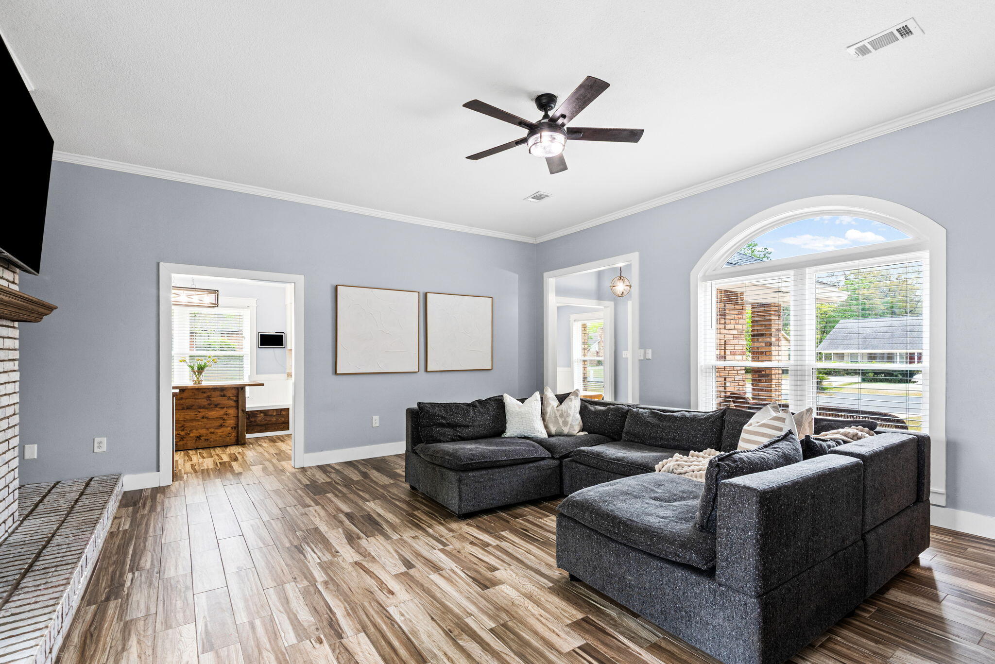 943 Ridgewood Way Niceville, FL 32578 - Photo 10 of 42 a living room with furniture and a large window