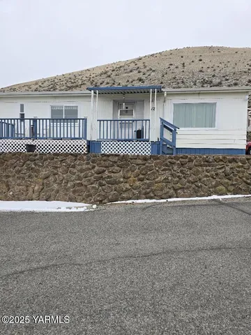a view of a house with a tub